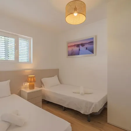 Almadrava, Apartment *